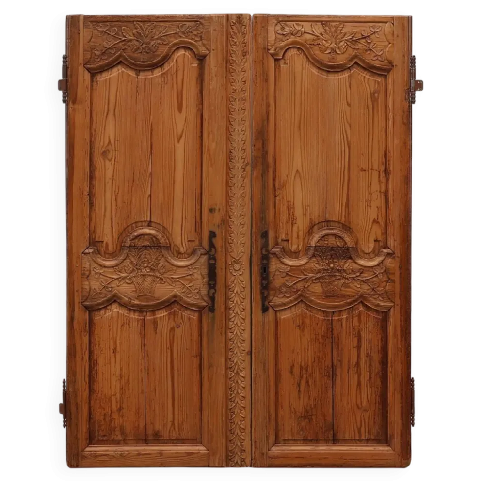 Paire de deux portes anciennes en bois sculpté à la main, vers 1880.