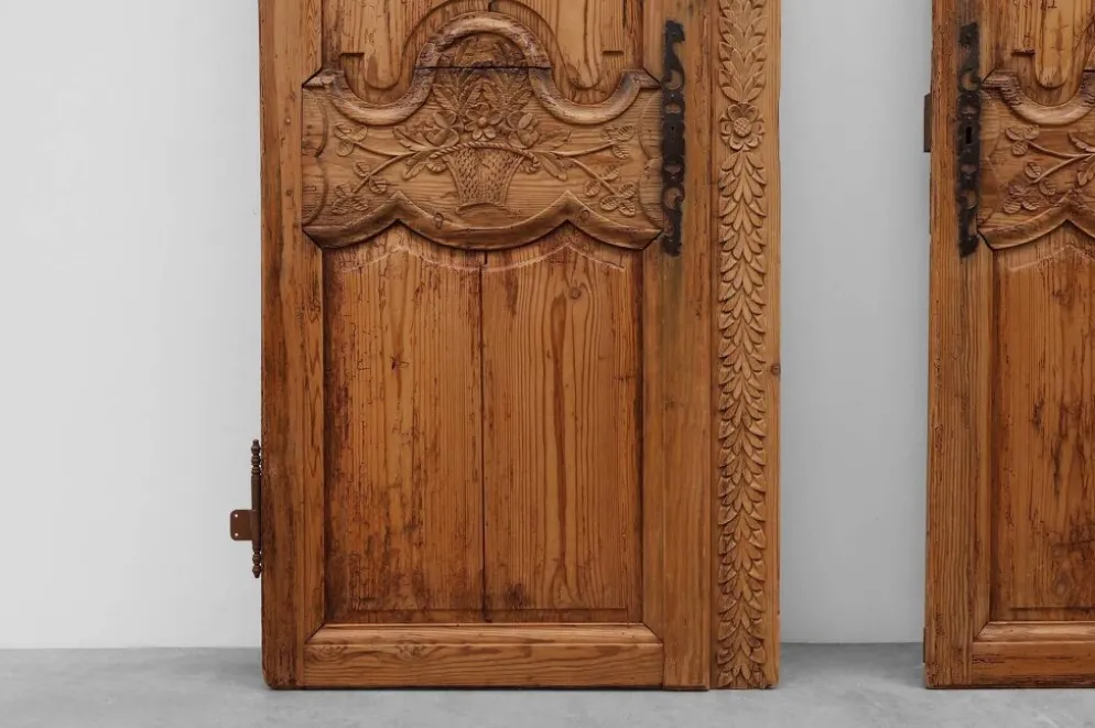 Paire de deux portes anciennes en bois sculpté à la main, vers 1880.