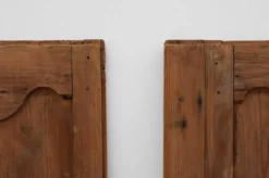 Paire de deux portes anciennes en bois sculpté à la main, vers 1880.