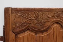 Paire de deux portes anciennes en bois sculpté à la main, vers 1880.