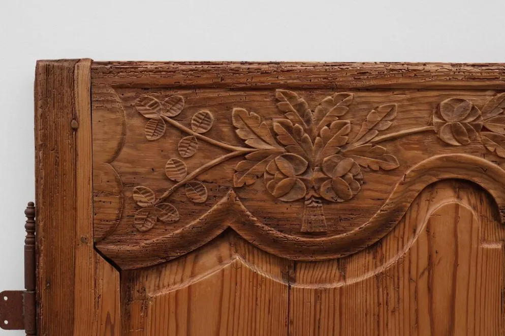 Paire de deux portes anciennes en bois sculpté à la main, vers 1880.