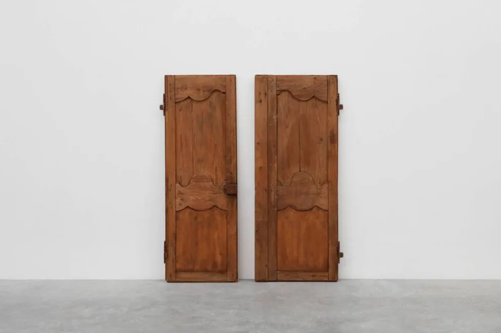 Paire de deux portes anciennes en bois sculpté à la main, vers 1880.