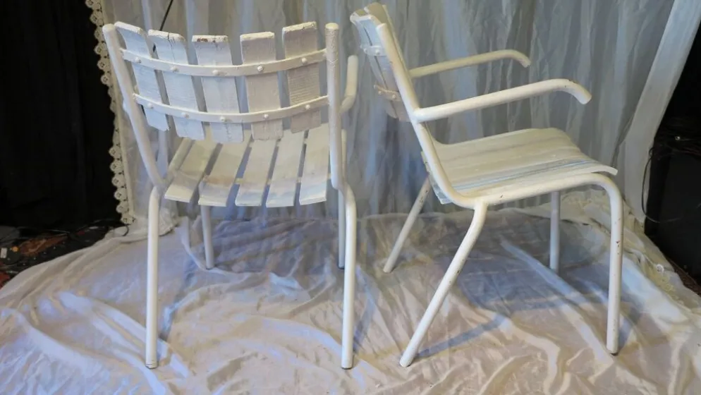 Paire de fauteuils de jardin blancs