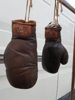Paire de gants de boxe cuir années 40