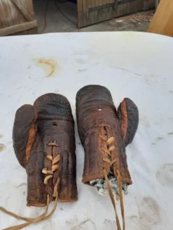 Paire de gants de boxe cuir années 40