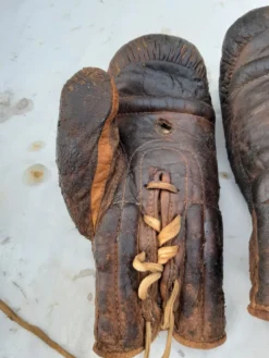 Paire de gants de boxe cuir années 40