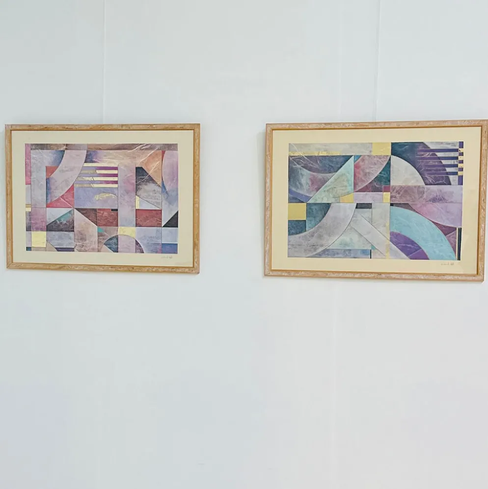 Paire de grandes lithographies abstraites géométriques en mixed media de Richard Hall avec de l'or.