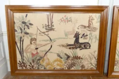 Paire de grandes tapisseries brodées Art Déco, décor de chasse/mythe, 1930