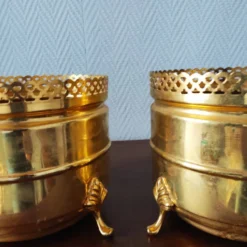 Paire de jardinières vintage en laiton doré à galerie ajourée cache-pot
