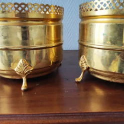 Paire de jardinières vintage en laiton doré à galerie ajourée cache-pot