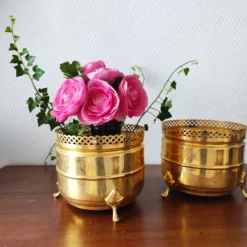 Paire de jardinières vintage en laiton doré à galerie ajourée cache-pot