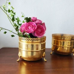 Paire de jardinières vintage en laiton doré à galerie ajourée cache-pot