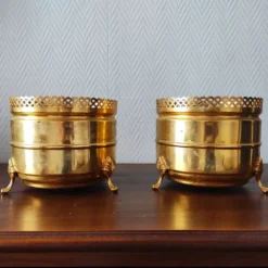 Paire de jardinières vintage en laiton doré à galerie ajourée cache-pot