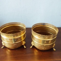 Paire de jardinières vintage en laiton doré à galerie ajourée cache-pot