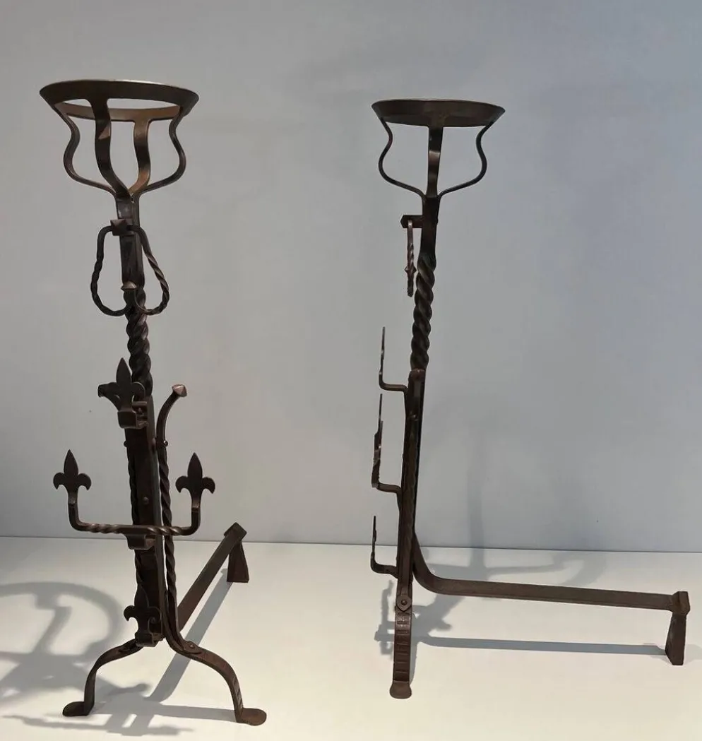 Paire de Landiers Gothiques en Fer Forgé à Fleurs-de-Lis