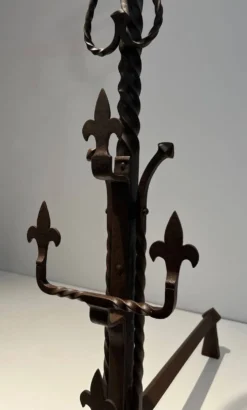 Paire de Landiers Gothiques en Fer Forgé à Fleurs-de-Lis
