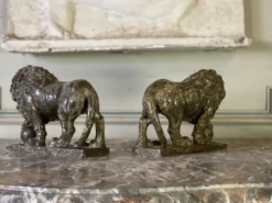 Paire de lions Médicis en albâtre, Italie XIXème siècle
