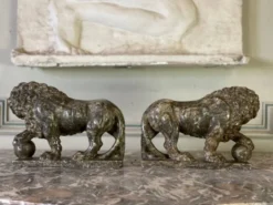 Paire de lions Médicis en albâtre, Italie XIXème siècle