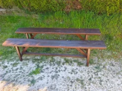 Paire de longs bancs anciens rustiques en bois massif – 195 cm