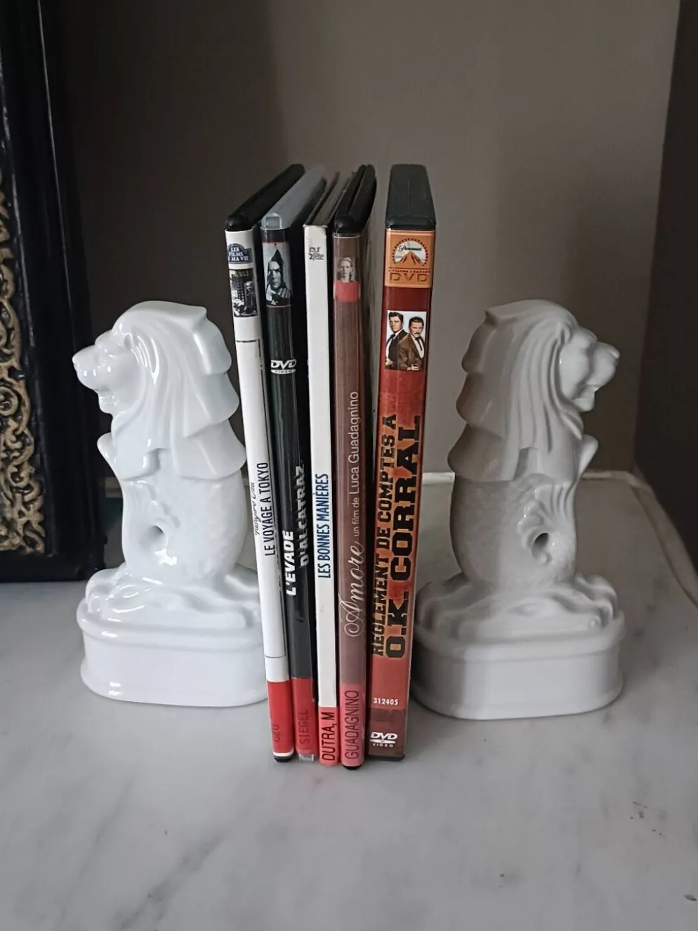 Paire de Merlions en porcelaine blanche française