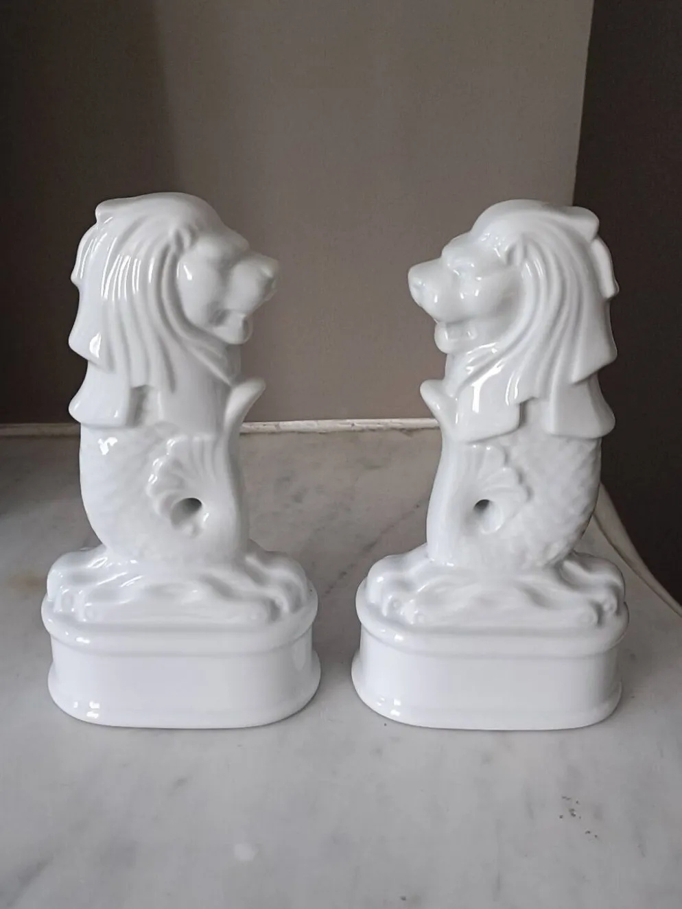 Paire de Merlions en porcelaine blanche française