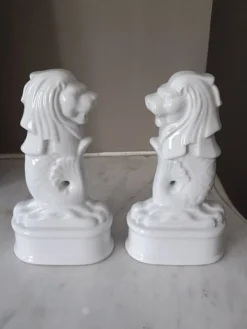 Paire de Merlions en porcelaine blanche française