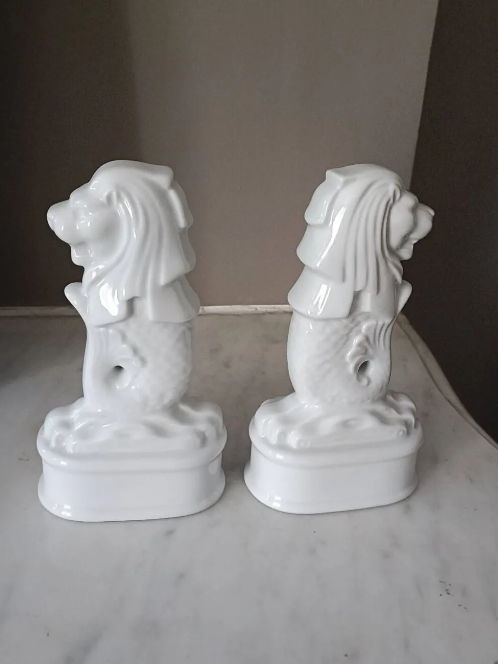 Paire de Merlions en porcelaine blanche française