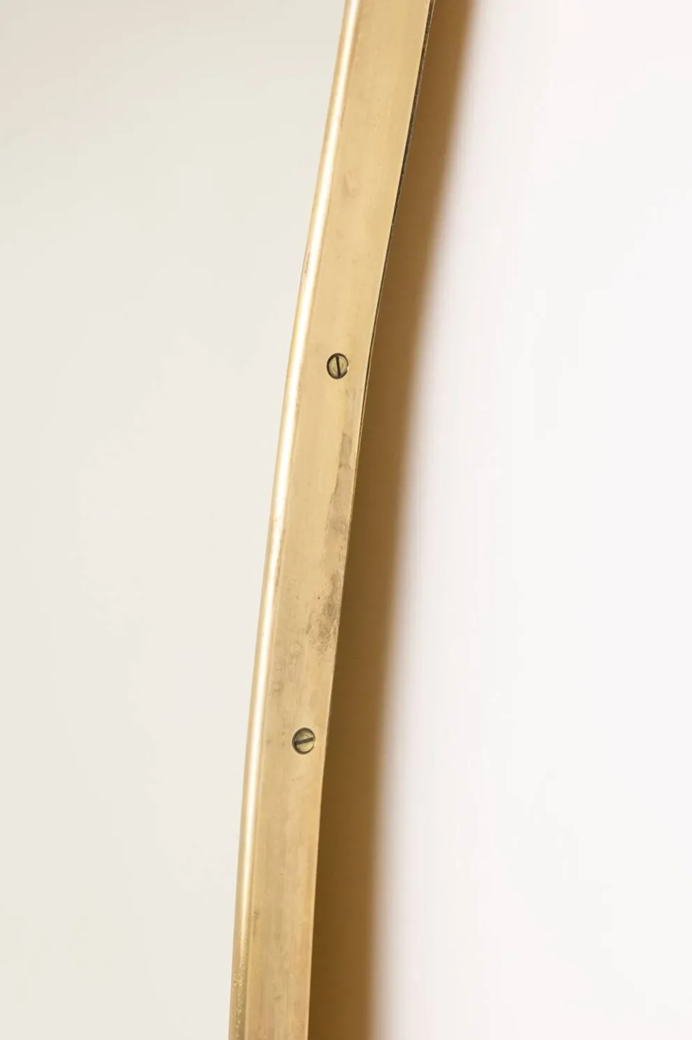 Paire de miroirs style Gio Ponti, cerclage en laiton, années 80