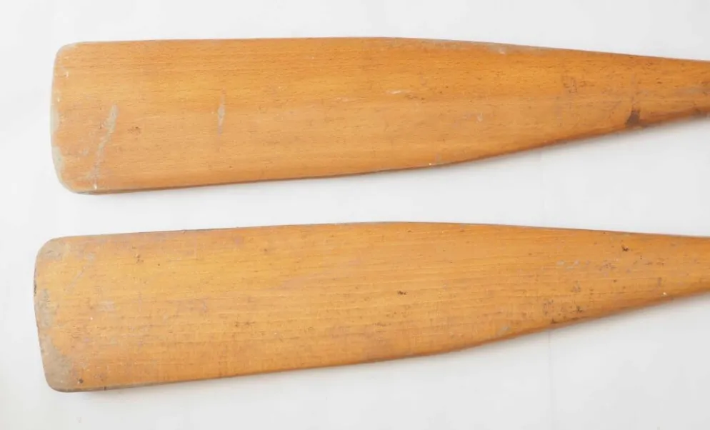 Paire de pagaies en bois