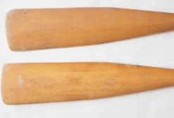 Paire de pagaies en bois