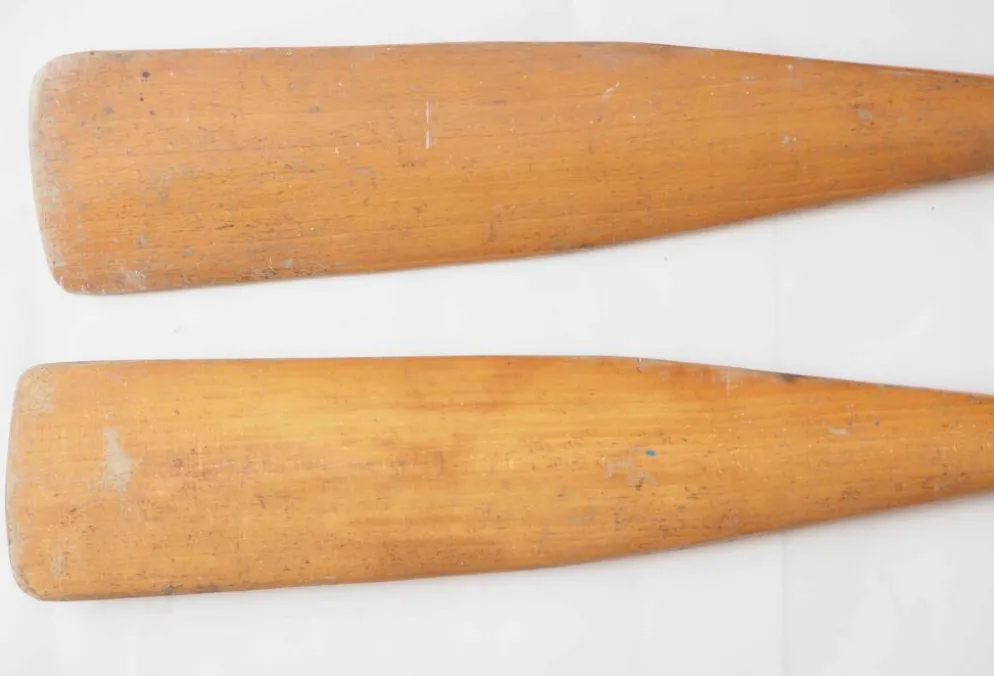 Paire de pagaies en bois