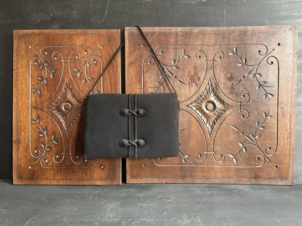 Paire de panneaux décoratifs anciens en bois sculpté, fin XIXe siècle