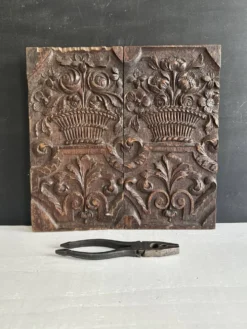 Paire de panneaux décoratifs anciens en bois sculpté, XIXe siècle