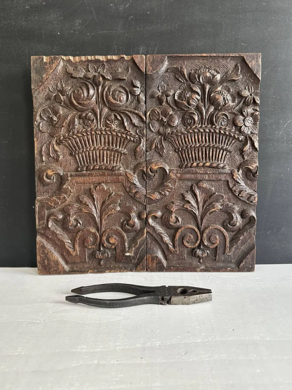 Paire de panneaux décoratifs anciens en bois sculpté, XIXe siècle