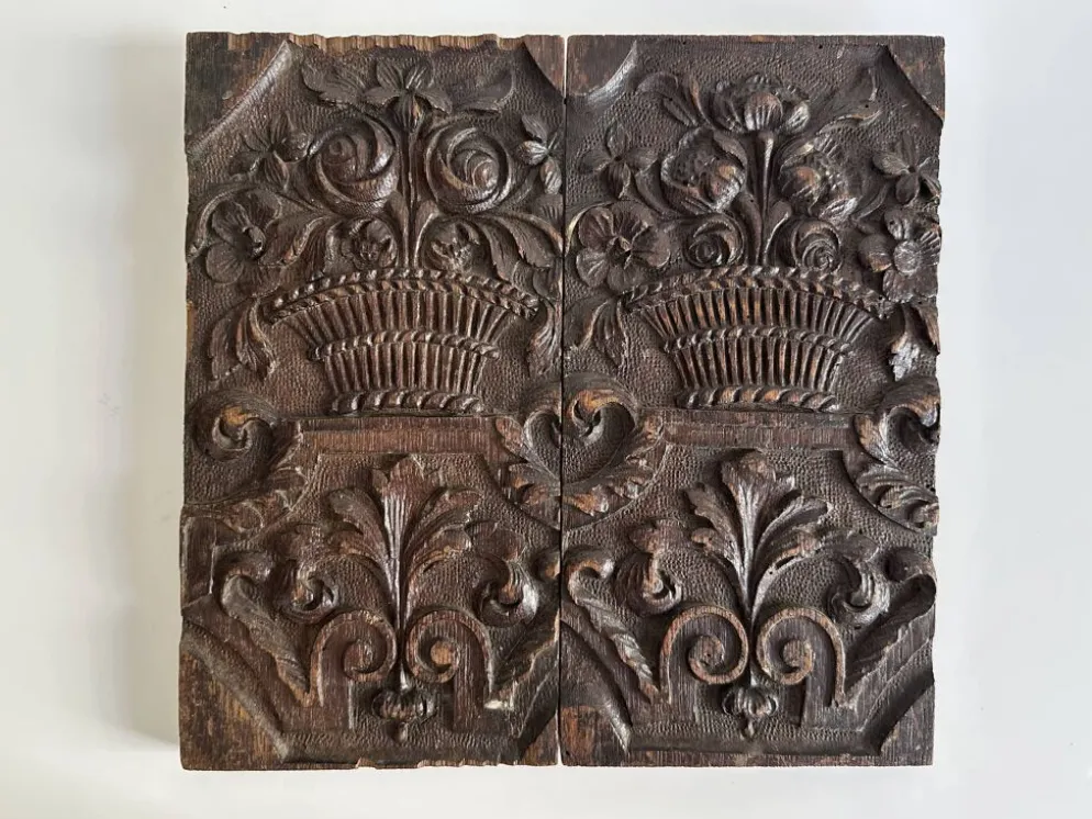 Paire de panneaux décoratifs anciens en bois sculpté, XIXe siècle
