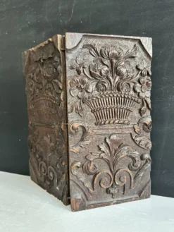 Paire de panneaux décoratifs anciens en bois sculpté, XIXe siècle