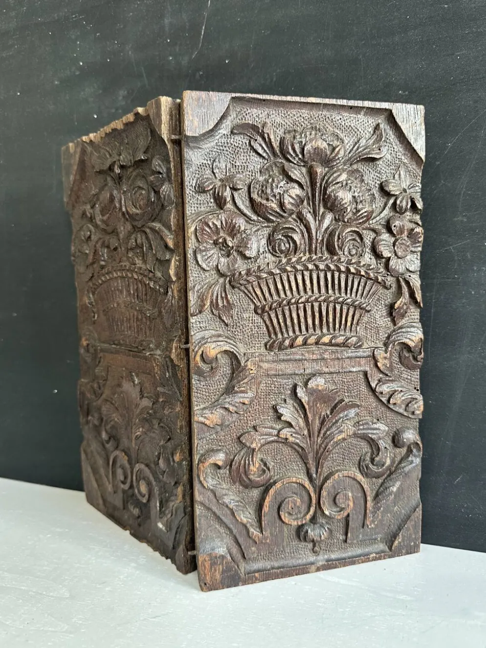 Paire de panneaux décoratifs anciens en bois sculpté, XIXe siècle