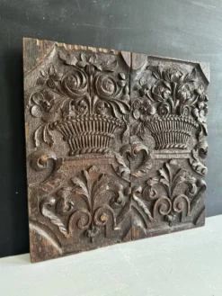 Paire de panneaux décoratifs anciens en bois sculpté, XIXe siècle