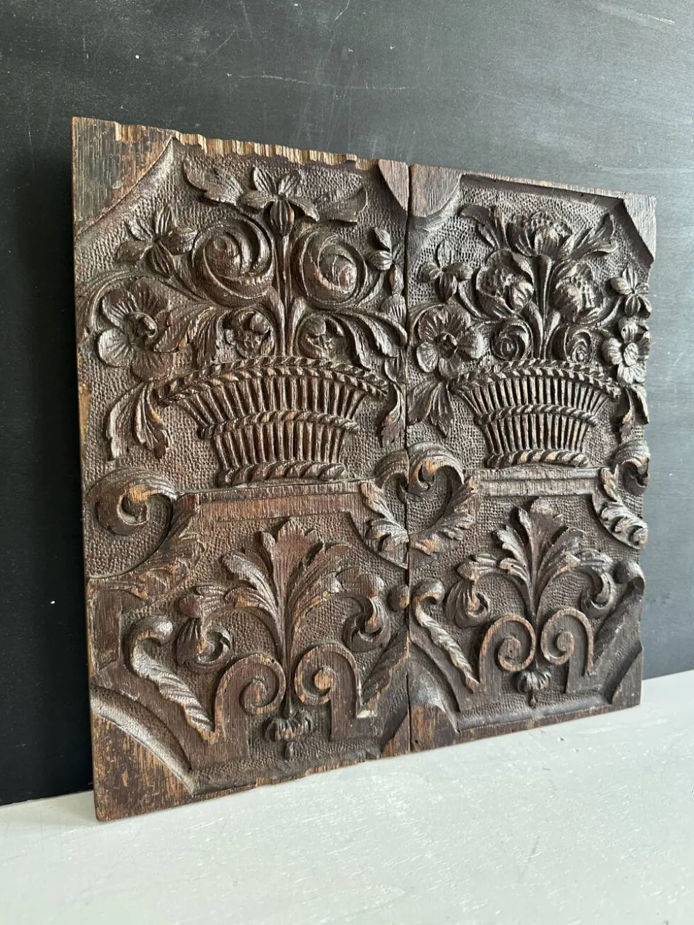 Paire de panneaux décoratifs anciens en bois sculpté, XIXe siècle