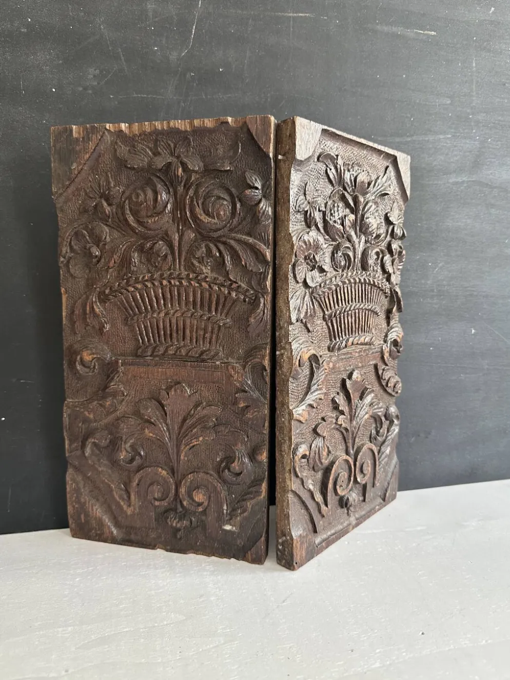Paire de panneaux décoratifs anciens en bois sculpté, XIXe siècle
