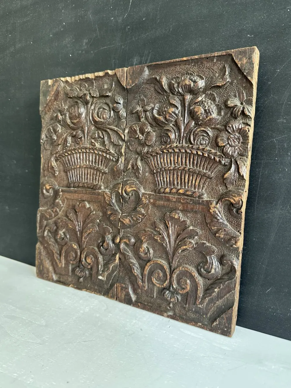 Paire de panneaux décoratifs anciens en bois sculpté, XIXe siècle