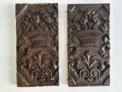 Paire de panneaux décoratifs anciens en bois sculpté, XIXe siècle