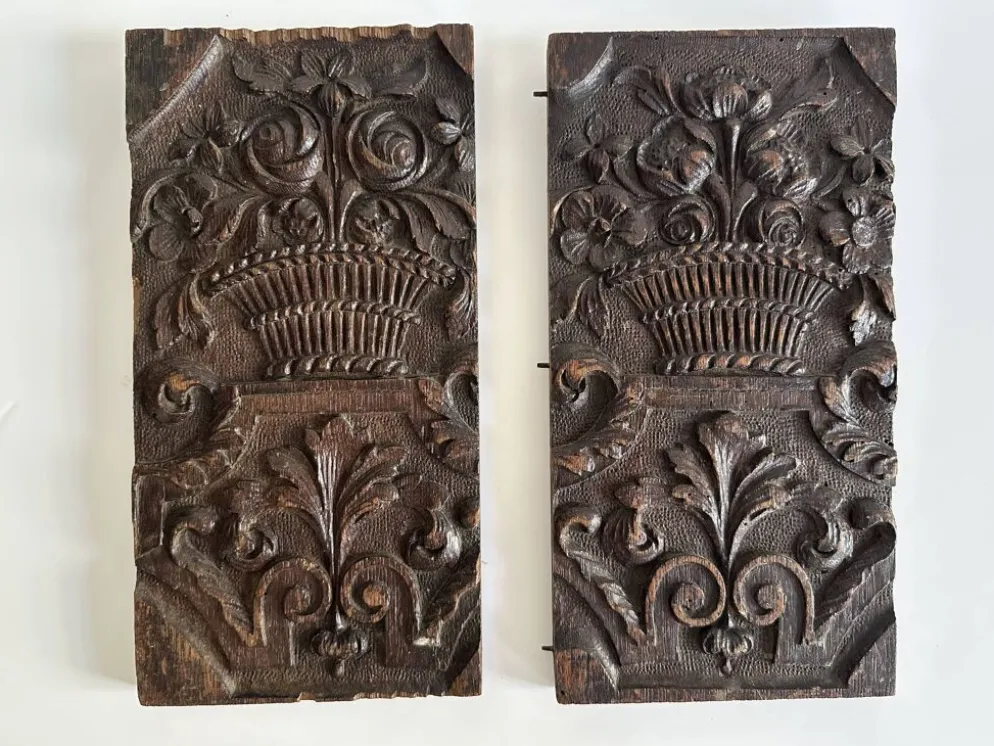 Paire de panneaux décoratifs anciens en bois sculpté, XIXe siècle