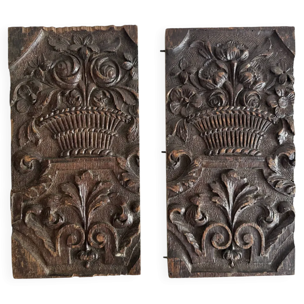 Paire de panneaux décoratifs anciens en bois sculpté, XIXe siècle