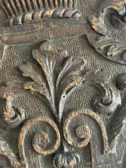 Paire de panneaux décoratifs anciens en bois sculpté, XIXe siècle