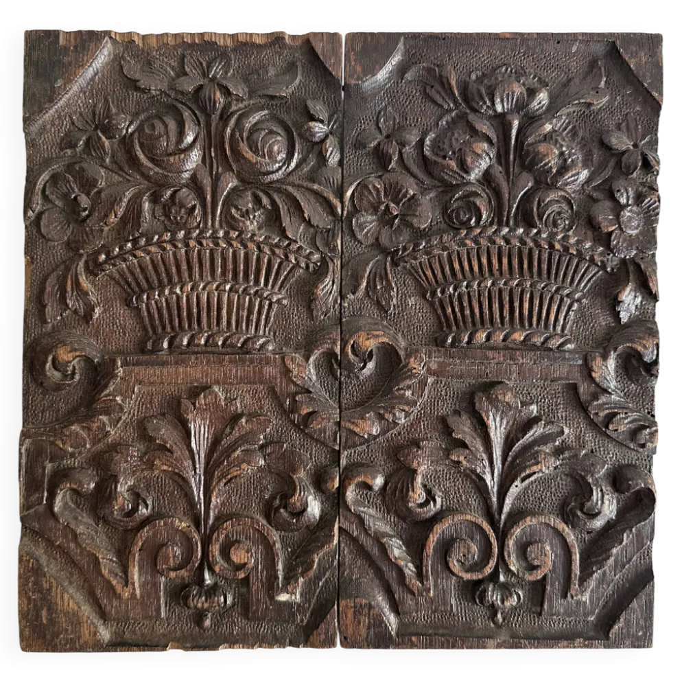 Paire de panneaux décoratifs anciens en bois sculpté, XIXe siècle