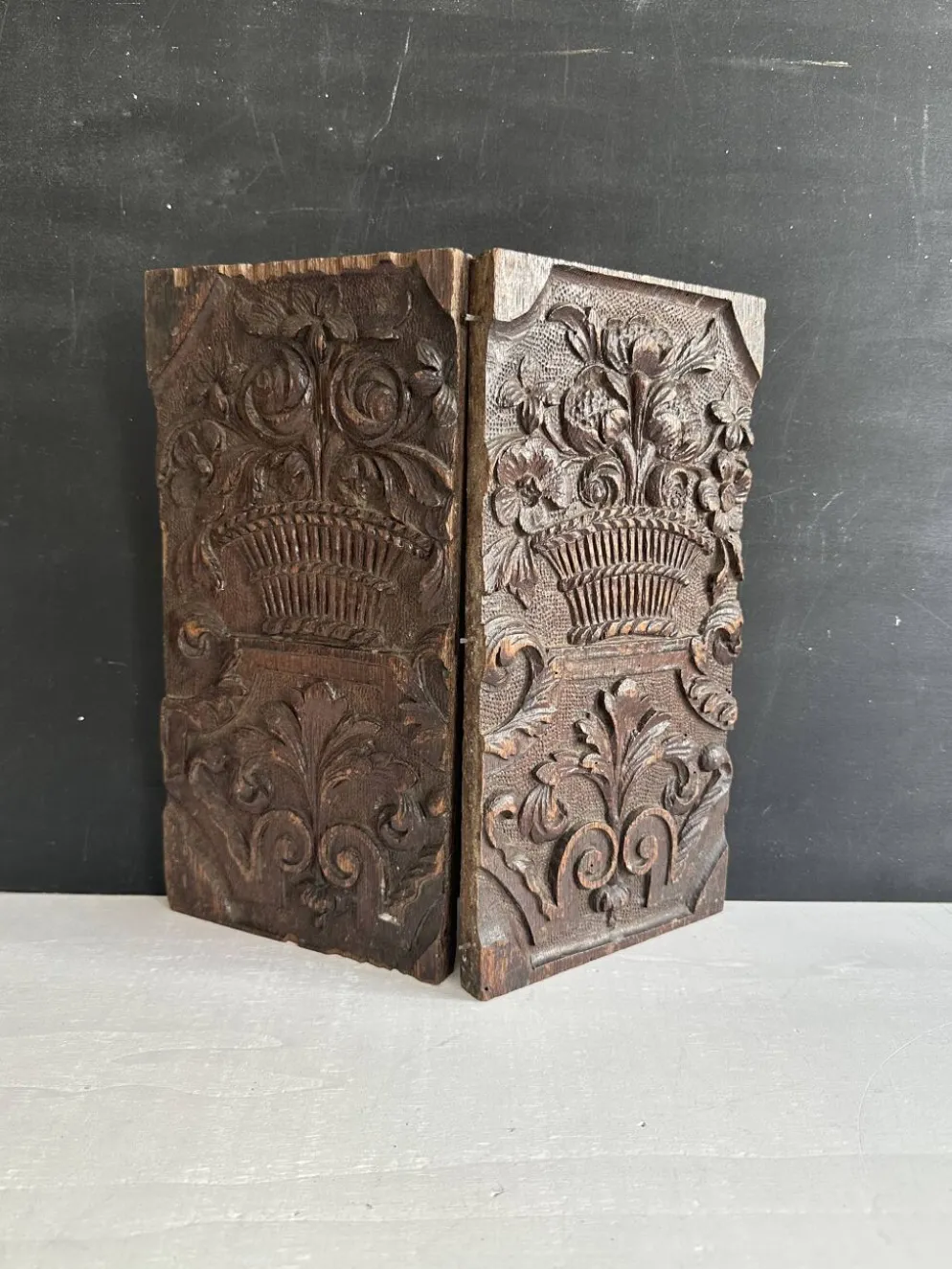 Paire de panneaux décoratifs anciens en bois sculpté, XIXe siècle
