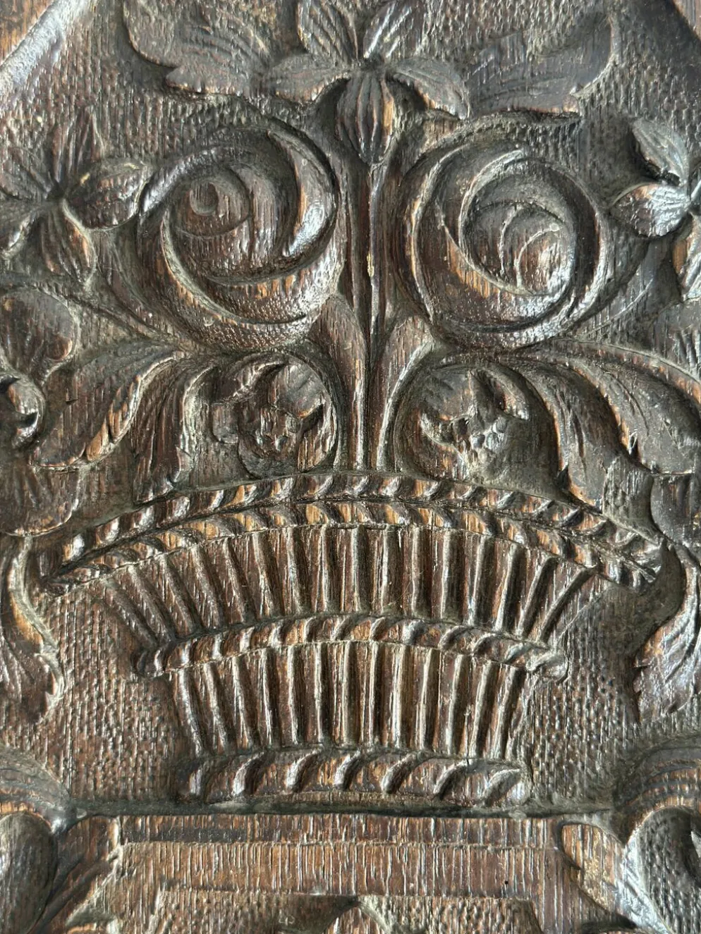 Paire de panneaux décoratifs anciens en bois sculpté, XIXe siècle