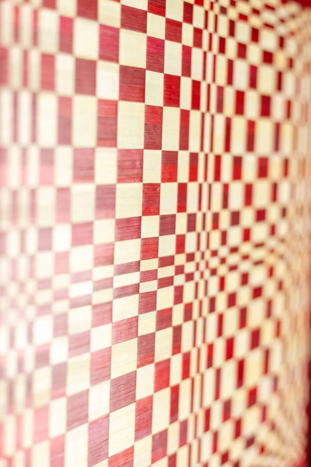 Paire de panneaux en marqueterie de paille rouge et or. Contemporain.