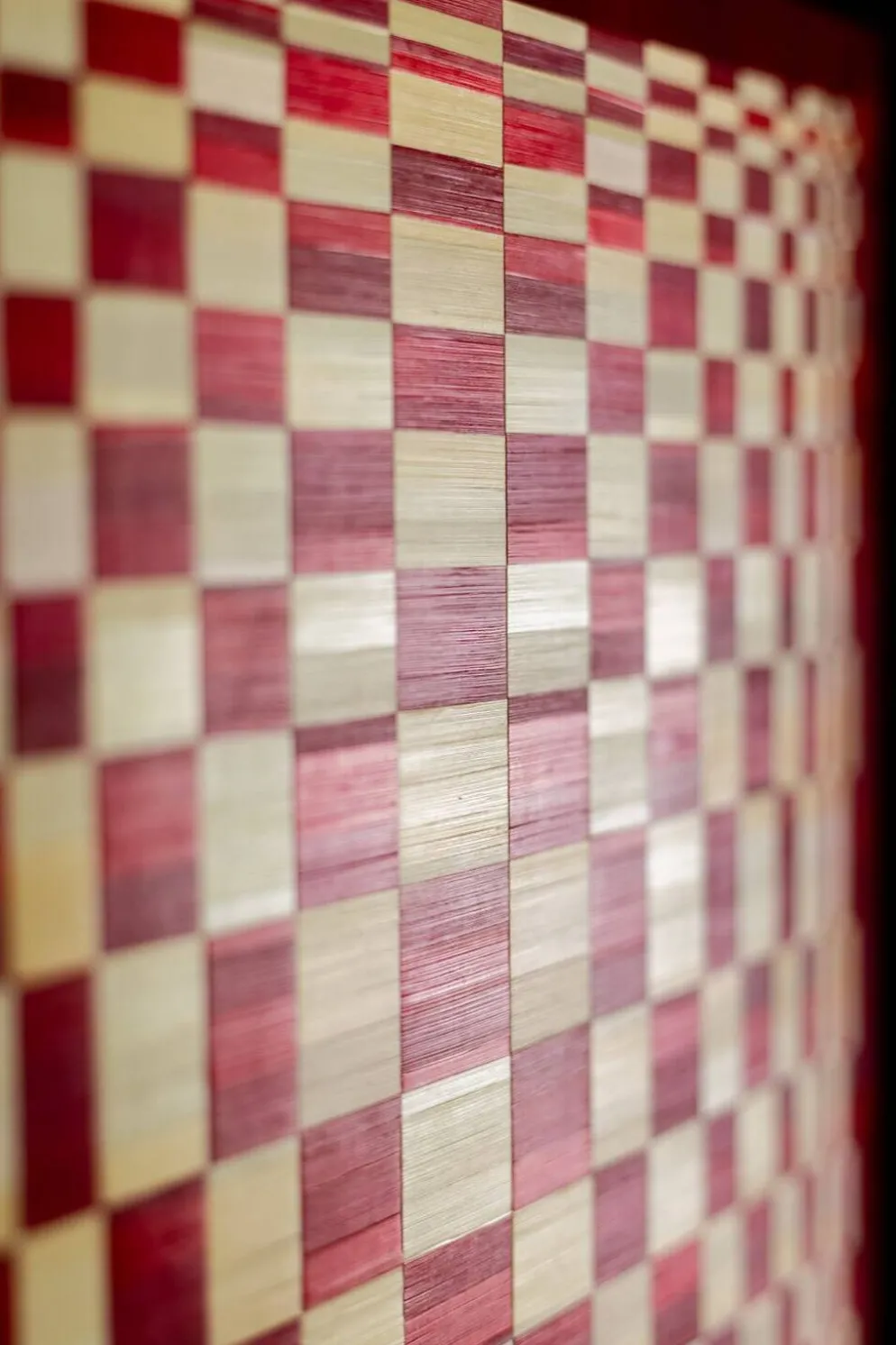 Paire de panneaux en marqueterie de paille rouge et or. Contemporain.